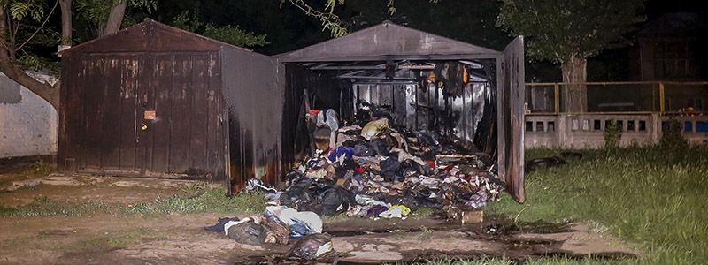 В Киеве неравнодушный парень спас автомобили, стоящие возле горящего гаража