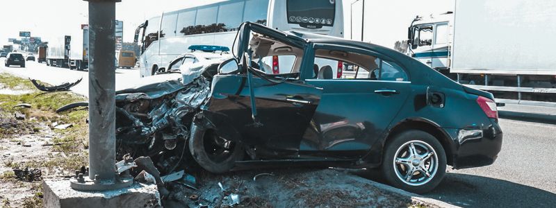 В Киеве перед Жулянским мостом Geely впечатался в столб: водитель в тяжелом состоянии