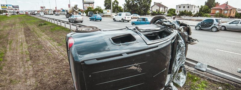 В Киеве на Окружной Fiat с двухлетней малышкой влетел в отбойник и перевернулся