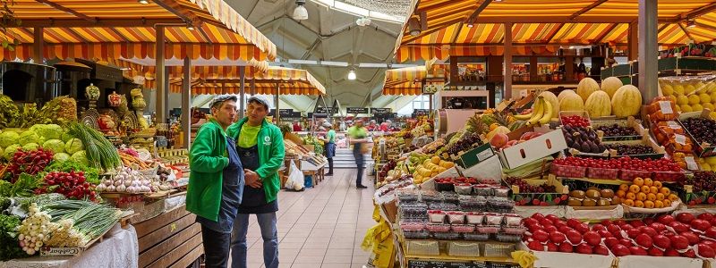 На рынке Киева торговец-иностранец избил военного пенсионера