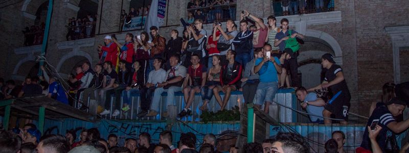 В фан-зоне на Контрактовой в Киеве рухнул навес с болельщиками