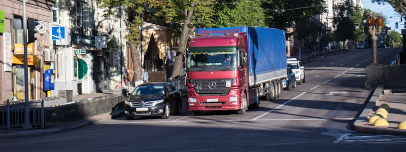В центре Киева с дорог убирают блоки и заборы