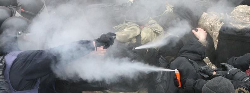 В Киеве на "Лесной" громят киоски: полиция применила слезоточивый газ