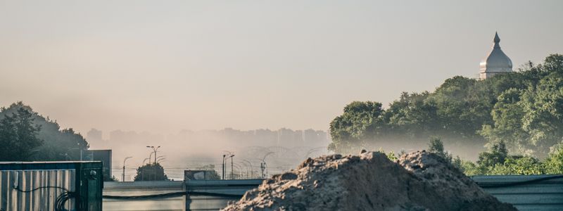 В Киеве на Печерске горевший экскаватор окутал весь район дымом