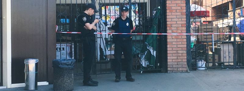 В Киеве "заминировали" рынок возле "Лесной": эвакуировали около тысячи человек