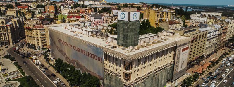 Свобода больше не наша религия: на Майдане демонтируют гигантское полотно