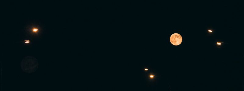 Как в Киеве выглядит полная луна после захода солнца: красивые фотографии