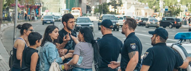 В центре Киева пара устроила драку в "Шоколаднице": девушка осталась с фингалом