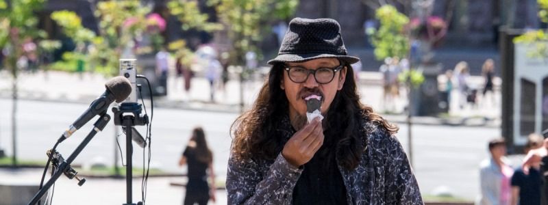 Столица в лицах: как в центре Киева встречают лето Джонни Депп, писатель Капранов и Ангела Меркель