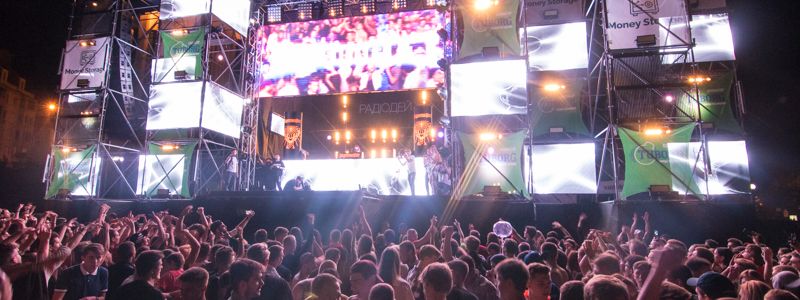 В центре Киева сотни тусовщиков слились в едином ритме танца