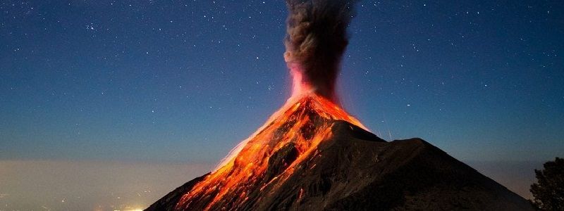 Смертоносное извержение вулкана, стрельба на фестивале еды и взорвавшийся метеорит: ТОП новостей дня