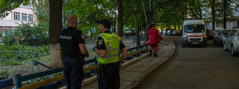 В Киеве на Виноградаре женщина выпала с пятого этажа
