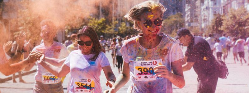 В центре Киева сотни людей прорывались сквозь клубы цветного дыма