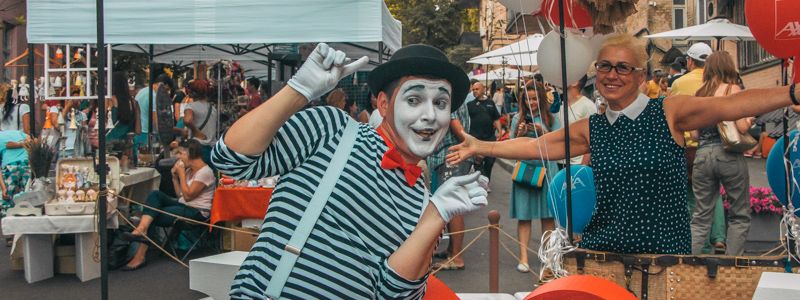 В центре Киева поселили мимов и построили Монмартр