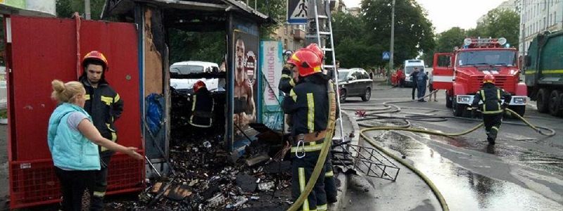 В Киеве на Лукьяновке сгорел сигаретный киоск: прохожие собирали товар из пылающего МАФа