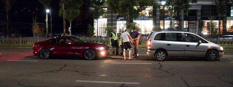 В Киеве на Леси Украинки Opel Vivaro сбил пешехода, а рядом Mustang влетел в Opel Zafira