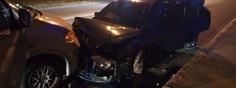 В Киеве под мостом Метро Ford выехал на встречку и столкнулся с военным Volkswagen