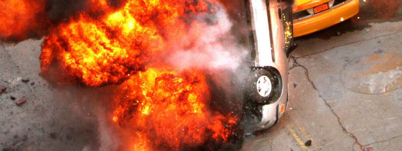 Взрыв авто с бизнесменом, съеденная питоном женщина и смерть знаменитого композитора: ТОП новостей дня