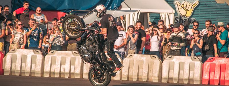 Девушки в мокрых майках и "полеты" на байках: в Киеве проходит MotoOpenFest