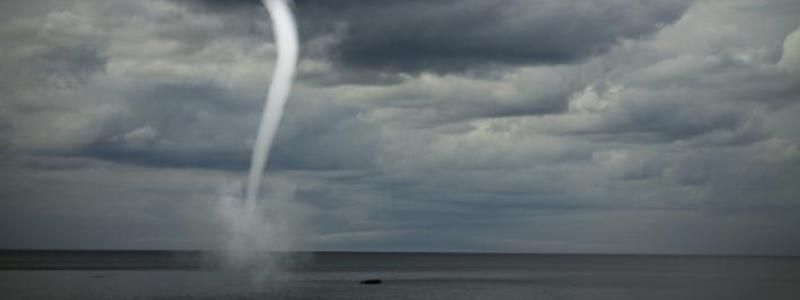 Смерч в Украине, контракт футболиста Срны и пьяная драка в самолете: ТОП новостей дня