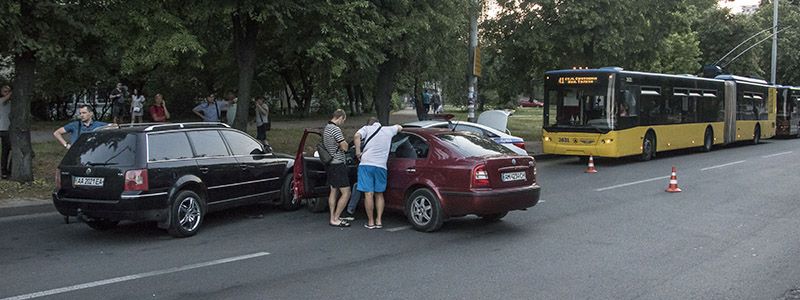 В Киеве на Борщаговке из-за ДТП остановились троллейбусы