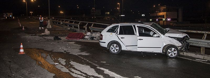 В Киеве на Южном мосту Skoda проиграла схватку с бетонным блоком и чуть не вылетела за ограждение