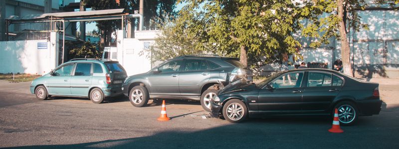 В Киеве на Петровке BMW проверил на себе эффект домино и разбил две машины