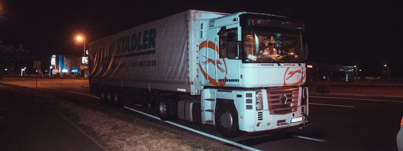 В Киеве возле ТЦ ART Mall фура насмерть сбила пешехода-нарушителя