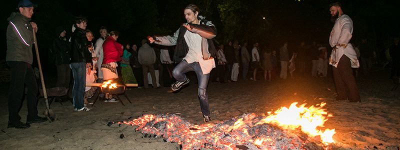 "Пожар" на Трухановом острове в Киеве оказался веселым игрищем у костра
