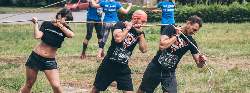 В Киеве на ВДНГ «сверхлюди» перетягивают репу и катают 90-килограммовые блины