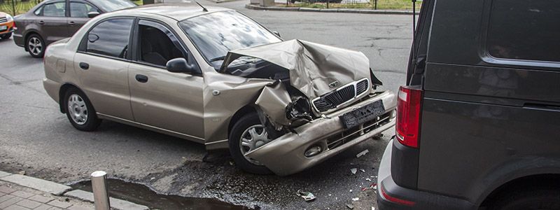 В Киеве на Севастопольской площади водитель Daewoo разбил две машины и сломал нос