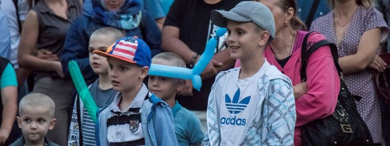 Лежа на траве и у фонтанов: как в Киеве отмечают День Конституции