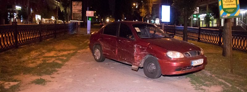 В Киеве на площади Победы Lanos устроил ДТП и вылетел с дороги