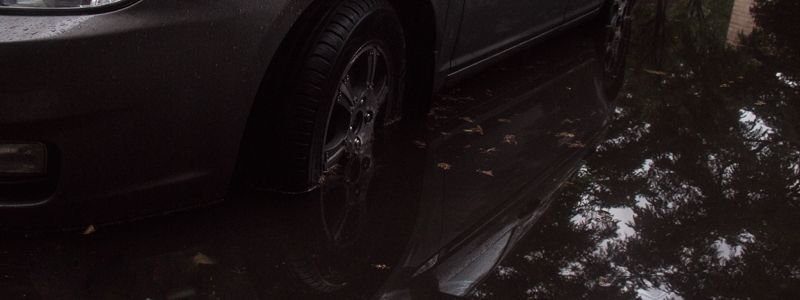 Грозовая стихия в Киеве спровоцировала ДТП и перекрыла доступ к автомобилям и домам