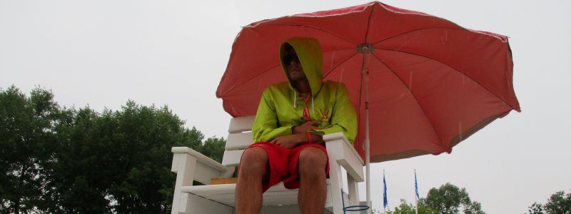 Можно ли купаться и отдыхать на пляжах во время грозы