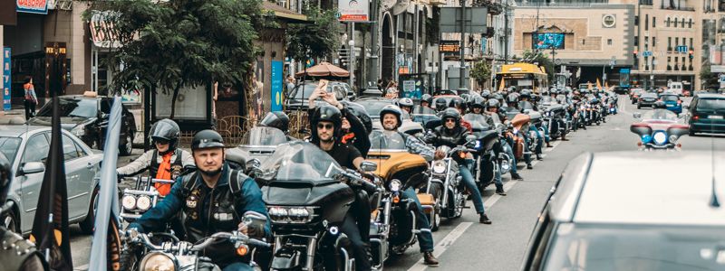 Рев моторов и девушки в мокрых костюмах: в Киеве под дождем проехались байкеры