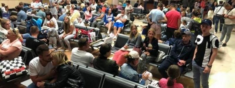 Без еды и воды: в Киеве и других городах пассажиры Bravo Airways третьи сутки ждут вылета