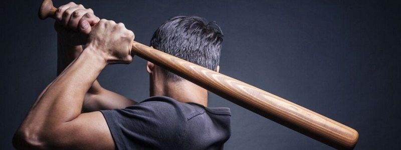 В Киеве мужчина забил палкой пасынка, нападал с ножом на соседей и убегал от полиции