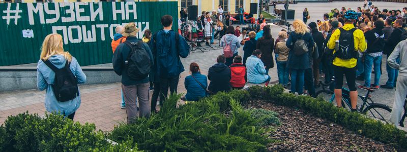 Катя Chilly вместе с жителями Киева спела и помолилась за музей на Почтовой площади