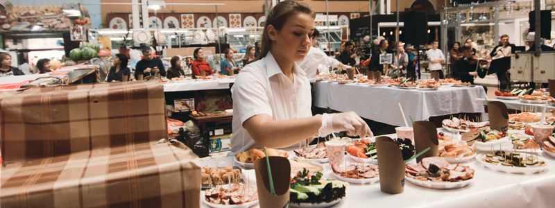 Жителей Киева поздравили с днем рождения Бессарабки бесплатным мясом и новым слоганом