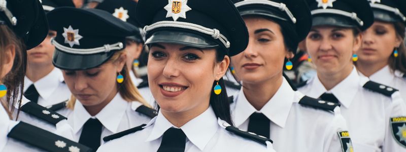 В Киеве Порошенко поздравил полицейских и наградил лучших