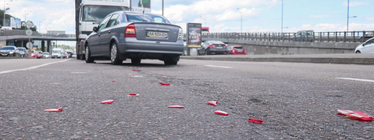 ДТП в Киеве: пожилой мужчина внезапно выбежал под мост Метро и испортил свадьбу