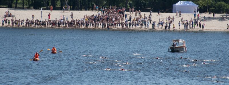 В Киеве 300 смельчаков переплыли самую большую реку Украины