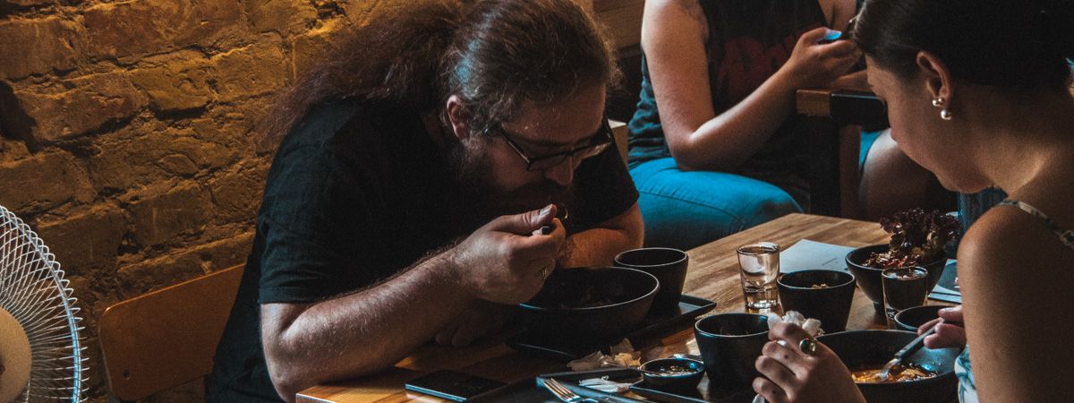 В Киеве в баре на Контрактовой посетителей превратили в драконов, дышащих пламенем