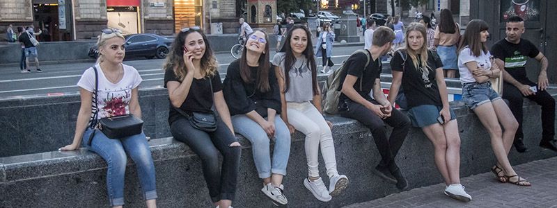 С алкоголем, цветами и медитациями: как жители Киева проводят выходной