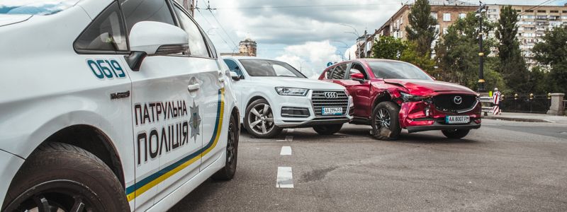 В Киеве на Печерске столкнулись два элитных внедорожника