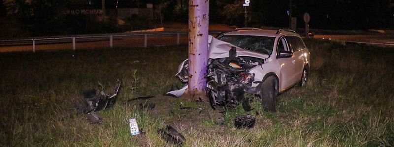 В Киеве на Кольцевой дороге Volkswagen слетел с проезжей части и впечатался в рекламный щит