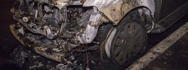 В Киеве на Троещине неизвестные подожгли внедорожник и скрылись
