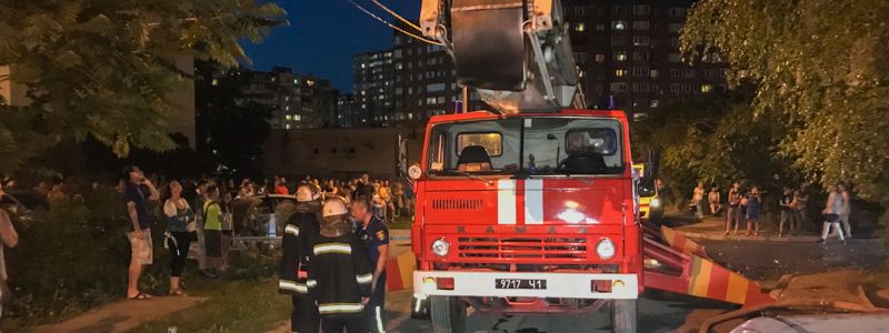 В Киеве на Позняках горела квартира: хозяйку спасли