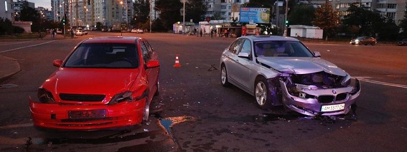 В Киеве лихой BMW не пропустил Opel: водителя забрала "скорая", а потом вернула на место ДТП